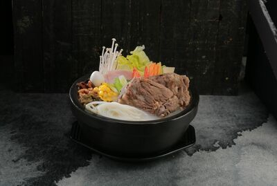 A1. Signature Rice Noodle Soup with Braised Bone-in Pork /胶原大骨米线