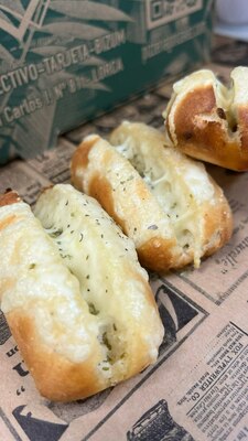 PAN DE AJO CON QUESO(6und)