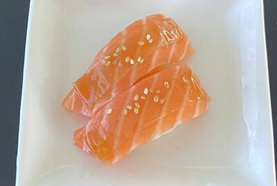 salmon w/seasoned kelp and sesame