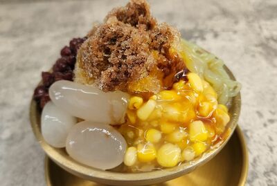 K23.  White Chendol Chocolate sauce with Red bean , corn, attapseed