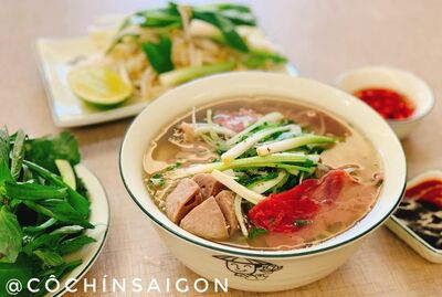 Phở tái nạm bò viên