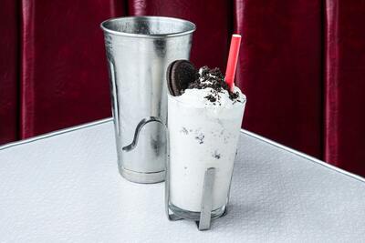 Oreo Cookie Milkshake - Deluxe
