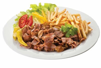 Plato de carne o pollo con ensalada