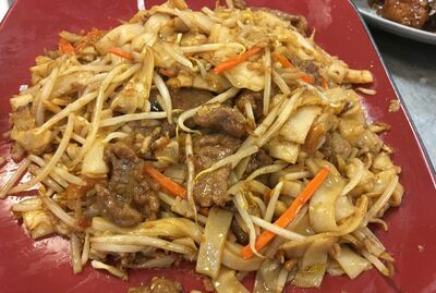 干炒牛河 Pan Fried Beef Chow Funn