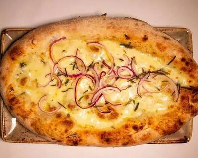Focaccia Mozzarella & Cipolla Rossa