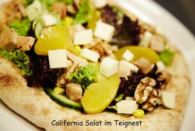 Hähnchen im Nest (California Salat im Teignest) / chicken salad in a Dough Bowl