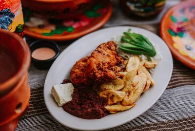 Pollo Con Tajadas