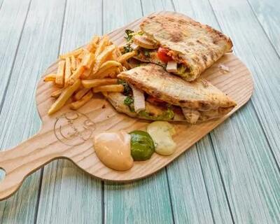 Sandwich Makloub Poulet Grillé / Grilled Chicken Makloub Sandwich