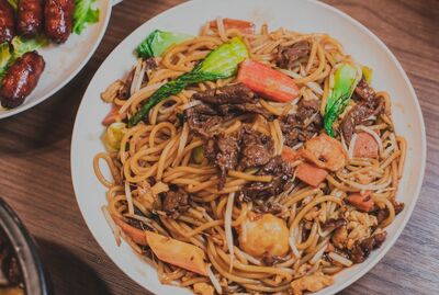 Stir Fried Rice Noodle with Beef Slices / 风味炒米线