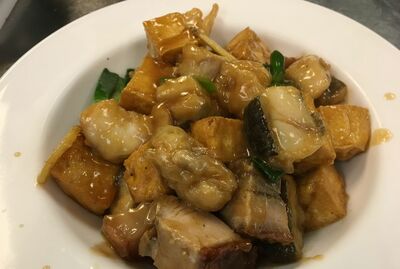 火腩豆腐炆哈利拨鱼 Pan Fried Halibut with Tofu & BBQ Pork Belly
