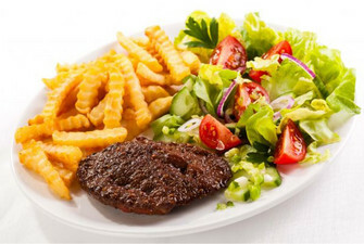 Plato de hamburguesa con patatas y ensalada