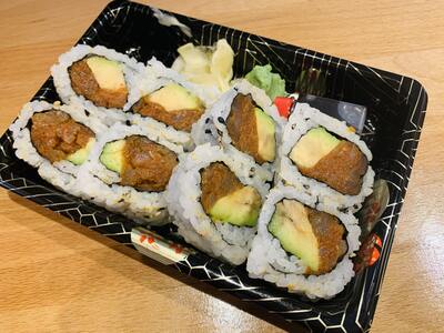 Spicy Salmon & Avocado Norimaki/ 中卷 香辣三文鱼+鳄梨