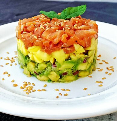 Tra2. Tartar Salmón con Aguacate Picante