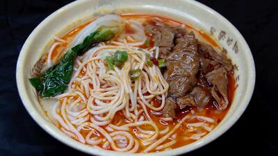 Hand Made Thin Noodles with Pig's Intestines in Broth 肥肠面